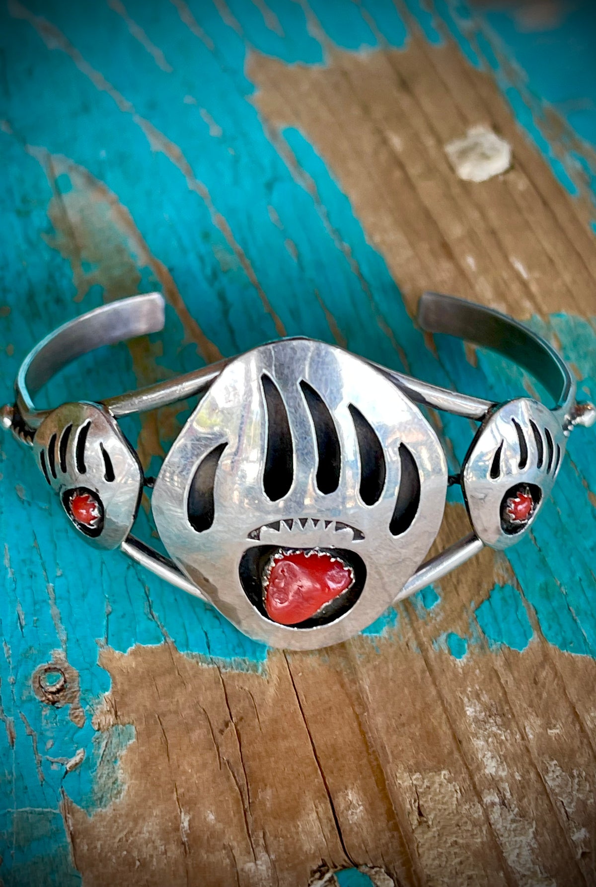 🔥CRAIGS SMOKIN’ HOT STEAL🔥 Sterling Silver Vintage Handmade Red Coral Bear Claw Cuff🔥