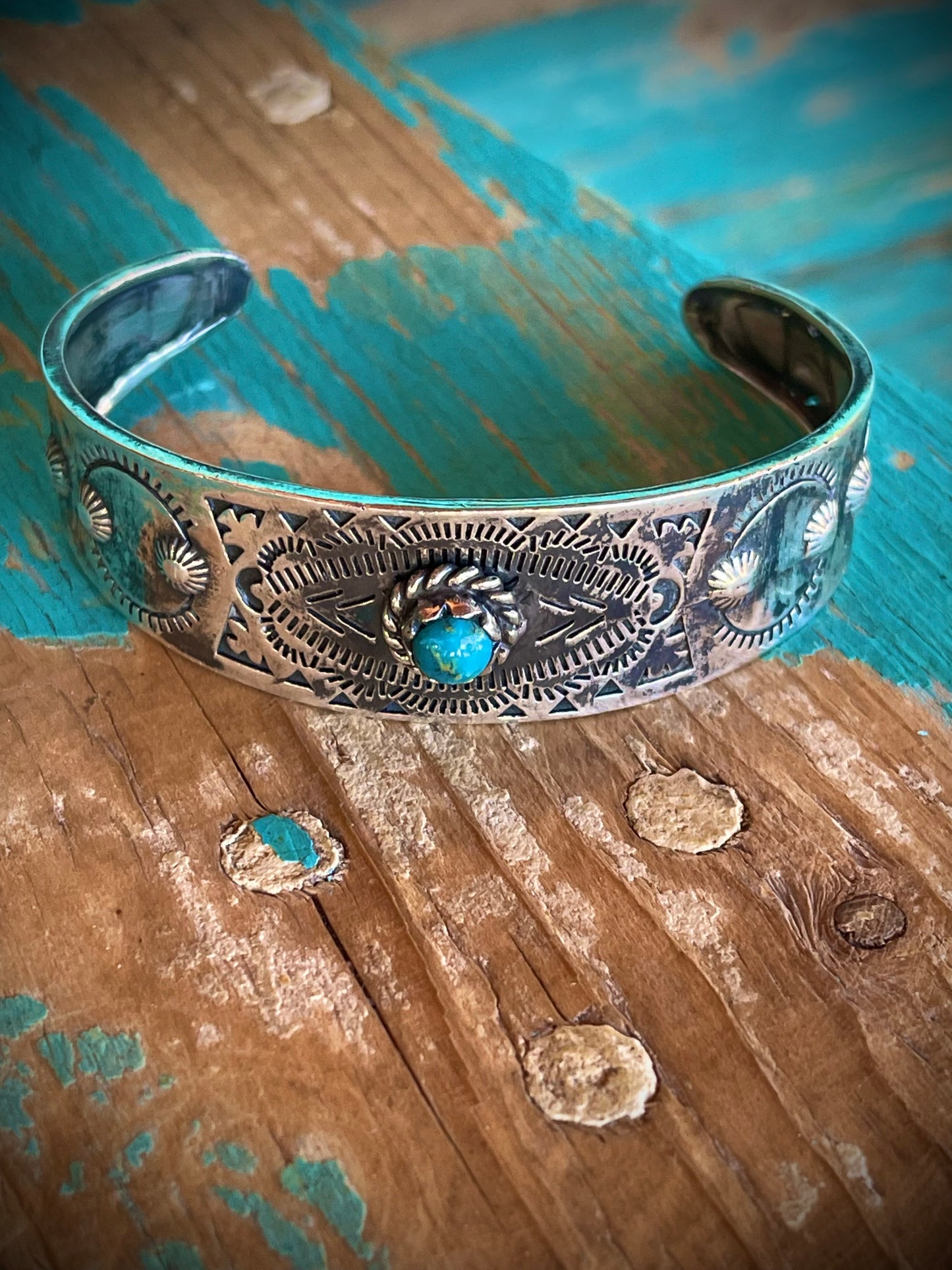 🔥CRAIGS SMOKIN’ HOT STEAL🔥Sterling Silver Navajo Handmade Kingman Turquoise Stamped Vintage Cuff🔥