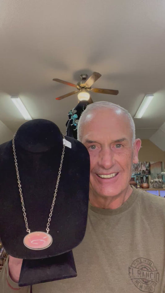 🔥SOLD🔥CRAIGS SMOKIN’ HOT STEAL🔥Sterling Silver Navajo Handmade Pink Conch Necklace🔥